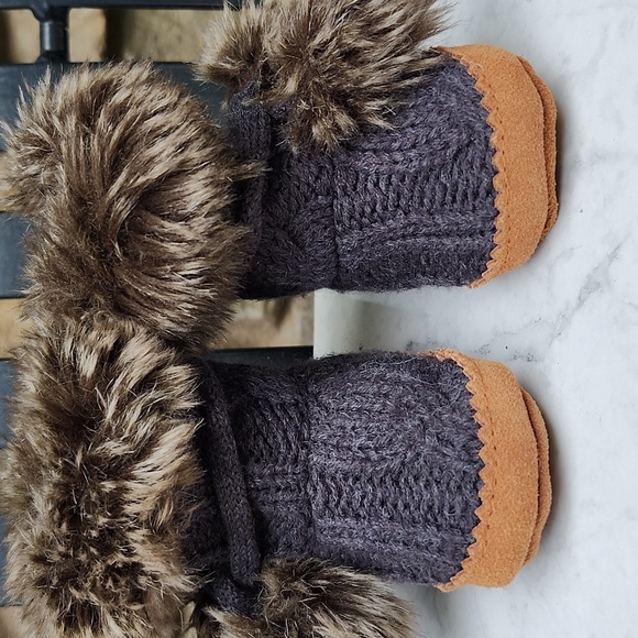 RESTORATION HARDWARE ARTIC FOX BABY BOOTIES - Picture 2 of 11
